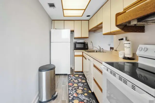 Kitchen at Harbourside I and II 7123
