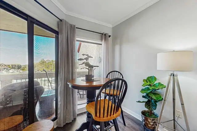Dining area at Harbourside I and II 7127