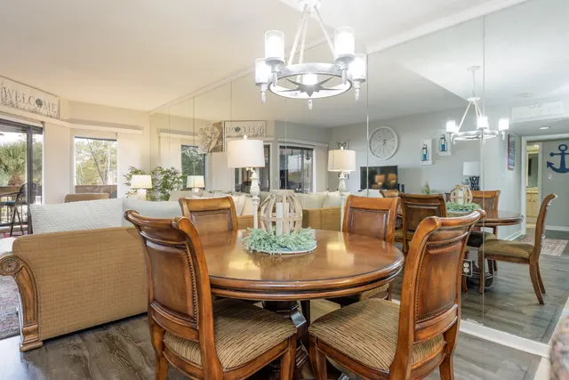 Dining area at Harbourside I and II 7138