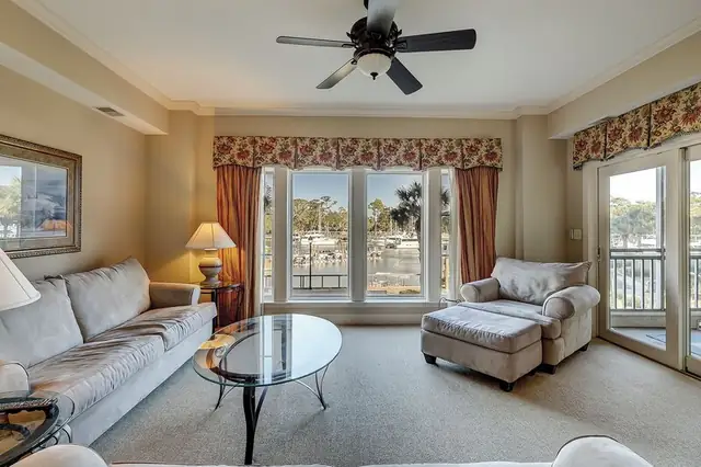 Living room at Mainsail 109