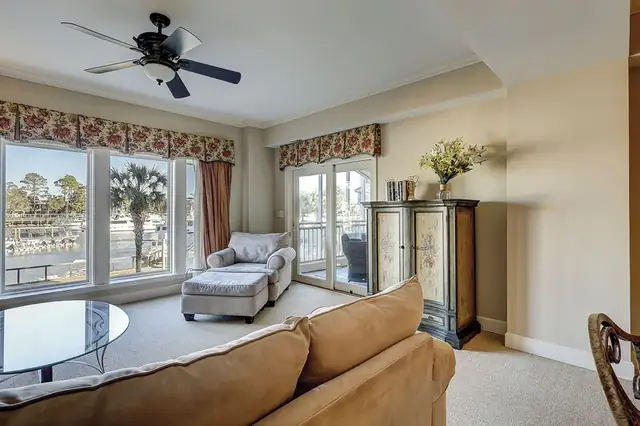 Living room at Mainsail 109