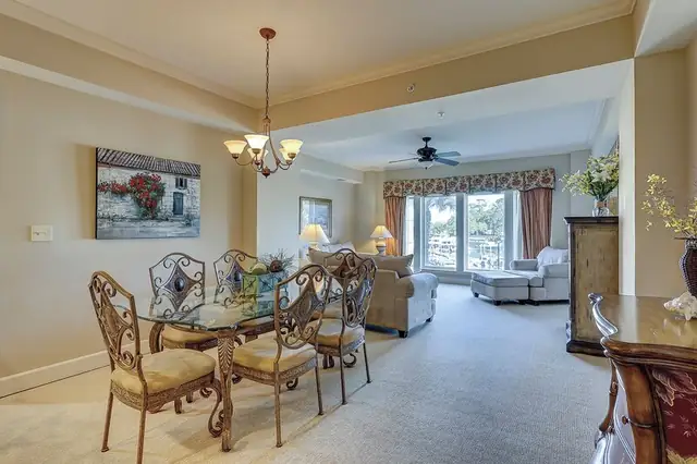 Dining area at Mainsail 109