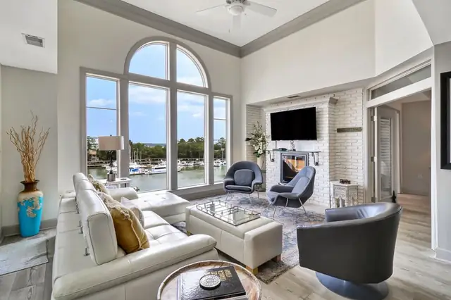 Living room at Mainsail 510