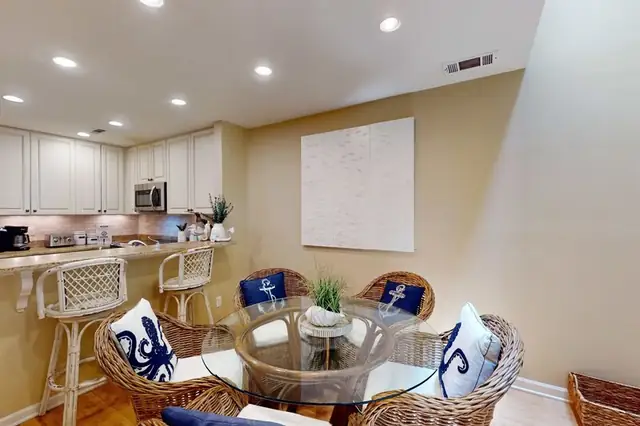 Dining area at Colonnade Club 204