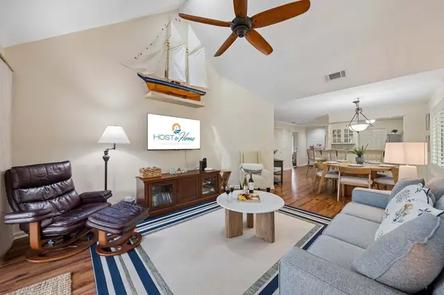 Living room at Colonnade Club 172