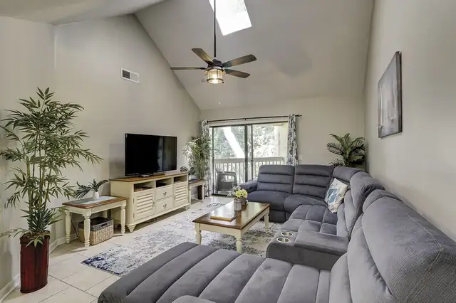 Living room at Colonnade Club 142