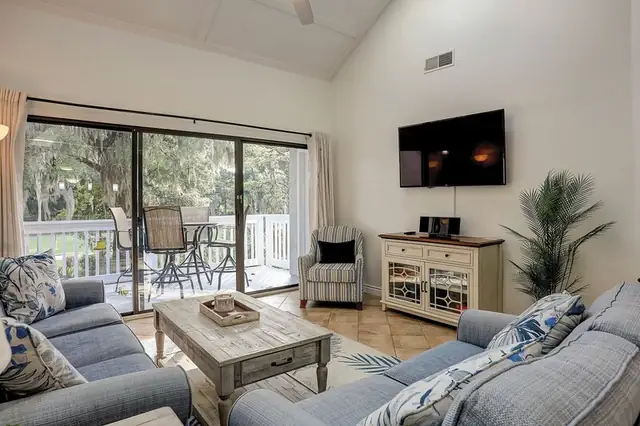Living room at Colonnade Club 154