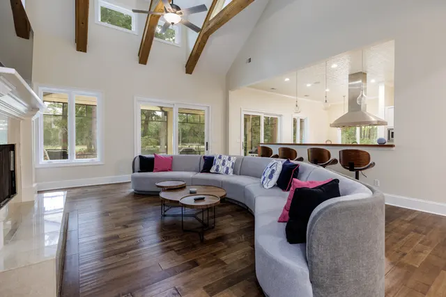 Living room of this home in Shipyard
