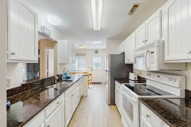 Kitchen at Tennismaster 302